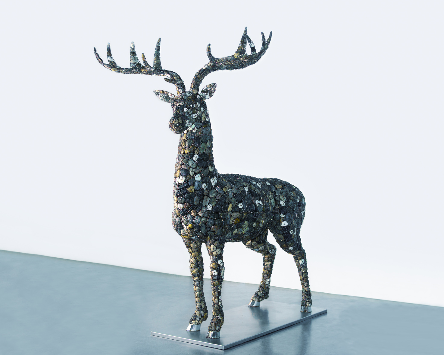 Enclosed animal-Giant Deer stainless steel, stone 150X150X285Cm 2020.jpg